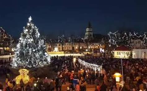 Vianočné trhy v Prievidzi s ľadovou plochou a stánkami