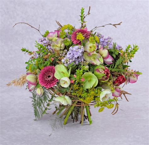 kvetinové aranžmány zo slnečníc v kombinácii s lúčnymi kvetmi a obilnými kláskami na svadobnom stole