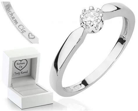 Výber šperkov: Detailné zobrazenie zlatého prsteňa s briliantmi ako ideálneho daru k 50. výročiu