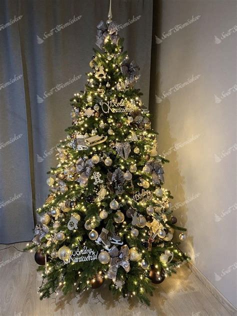 Vianočný stromček so svetelnou reťazou a ozdobami