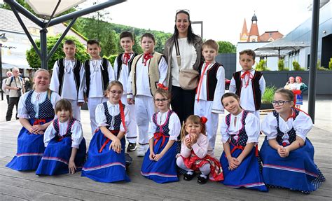 Fotografia detí v krojoch počas folklórneho vystúpenia