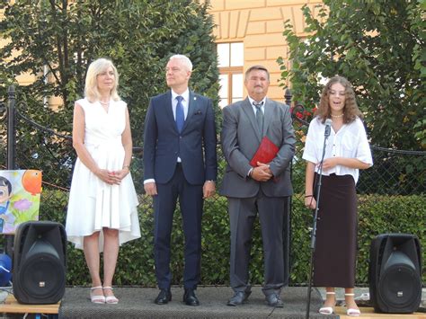 Tematické foto: riaditeľ školy hovorí k zhromaždeným študentom a rodičom