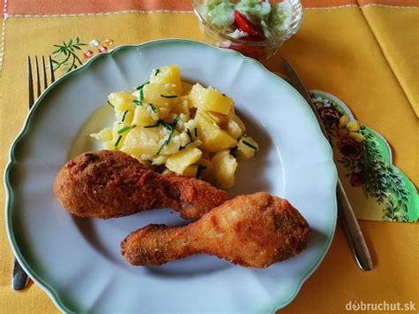 Rodinný slávnostný obed s rôznymi mäsovými pokrmami