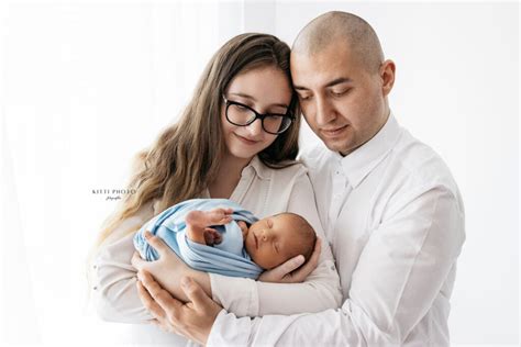 Tematické foto šťastných rodičov s novorodencom