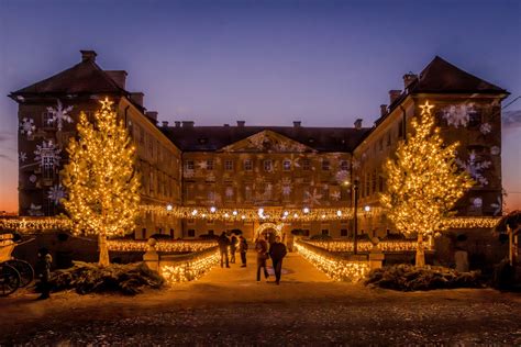 Tematické foto: Vianočne vyzdobený zámok Castlebury Hall