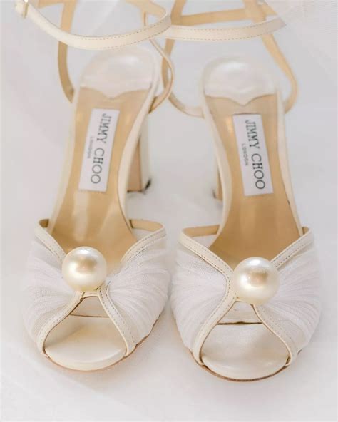 Detail svadobných topánok Jimmy Choo s iniciálmi nevesty