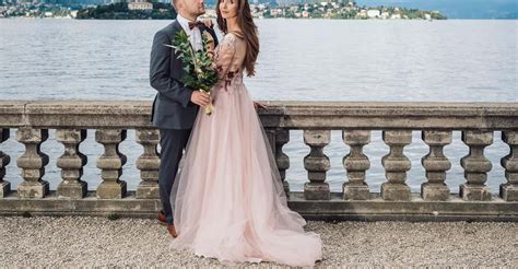 romantické foto objímajúceho sa páru s kvetmi