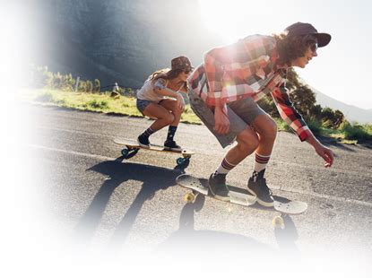 ilustrácia muža na longboarde alebo bicykli