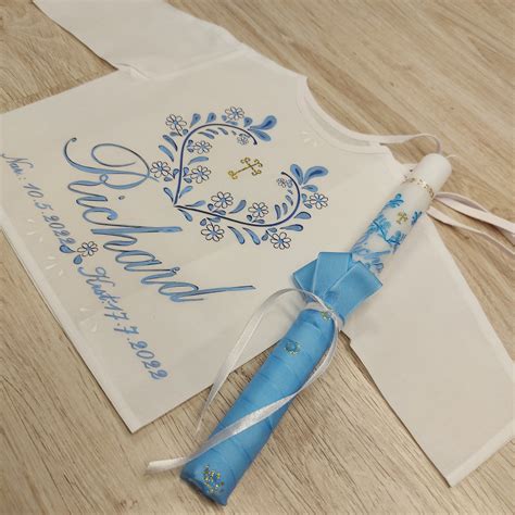 koláž krstovej sviečky, košieľky a personalizovaného body