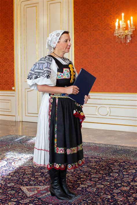 Historická ilustrácia gazdinej pečúcej vianočku v tradičnom kroji