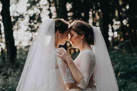 Tematická fotografia svadobného obradu dvoch žien s prsteňmi