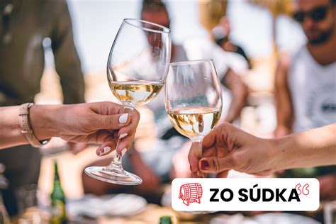 Ilustrácia znázorňujúca zdvihnuté poháre pri prípitku