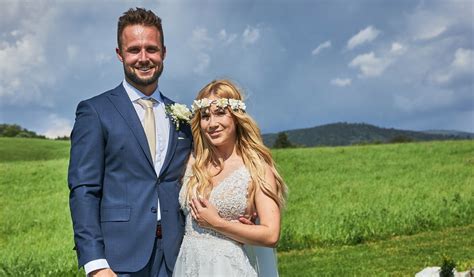 Dvojica odchádzajúca z matričného úradu po obrade, šťastná a uvoľnená.