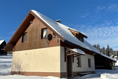 Tematické foto chaty v Tatrách s krbom a zasneženou krajinou
