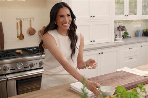 Nákres svadobných šiat Meghan Markle od Givenchy s detailmi závoja