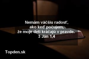 Biblické citáty vyryté na drevenom svadobnom dekore s kvetmi