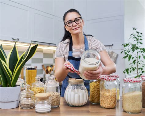 Koláž fotografií: žena s termohrnčekom, žena v kuchyni, žena relaxujúca s aromalampou