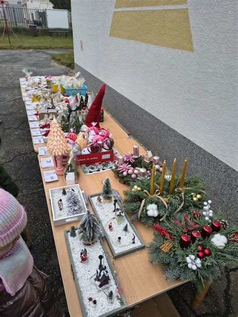 Fotografia vlastnoručne vyrobených darčekov, napr. maľovanej pohľadnice a malých dekorácií.