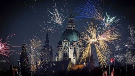 Tematické foto silvestrovských osláv, ohňostrojov a ľudí s pohármi šampanského