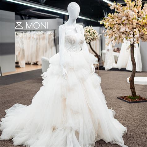 Tematické foto: svadobné šaty z kolekcie Glamour s dôrazom na čipku a minimalizmus