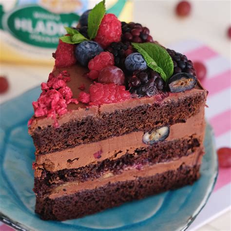čokoládová torta s ovocím