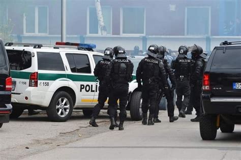 Fotografia bezpečnostných opatrení a policajtov v uliciach Windsoru