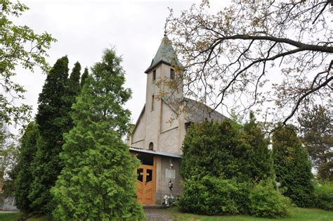 Tematické foto: Pohľad na kostol počas sviatku Turíc, ozdobený zelenými vetvami