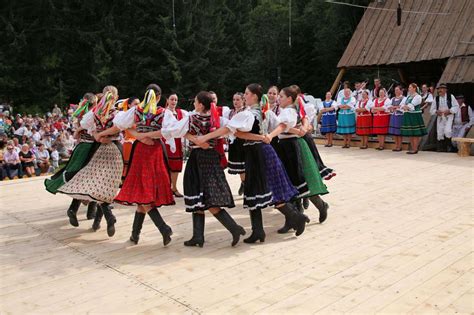 Ľudový tanec okolo mája na Turíce