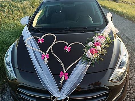 Svadobné auto s bielo-oranžovou výzdobou (srdce, mašle, stuhy)