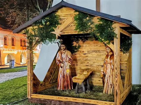 Detail vyrezávaného dreveného betlehemu