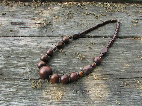 Betlehem vytvorený z hlinených kvetináčov a drevených guličiek