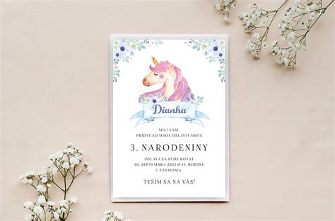 ilustračné foto: dieťa drží krásnu pozvánku na narodeninovú oslavu s jednorožcom