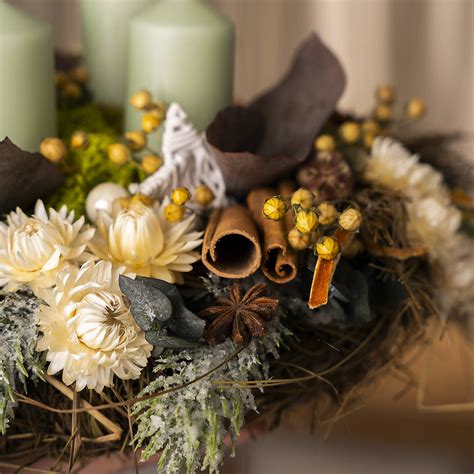 Tematická fotografia medovníkového adventného svietnika so zapálenými sviečkami