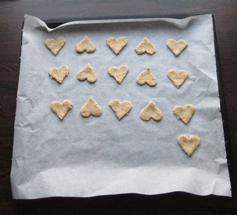 Fotografia vykrojených medovníkových tvarov na plechu pred pečením