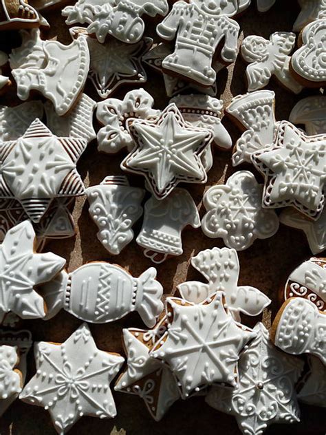 Detailná fotografia zdobeného medovníka bielou polevou