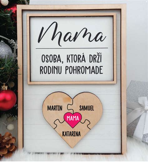 Tematické foto: usmievavá mama drží darček