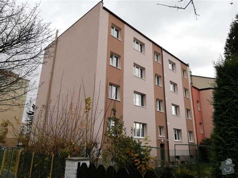 Zobrazenie fasády typického bytového domu, kde sa odohráva dej seriálu Susedia.