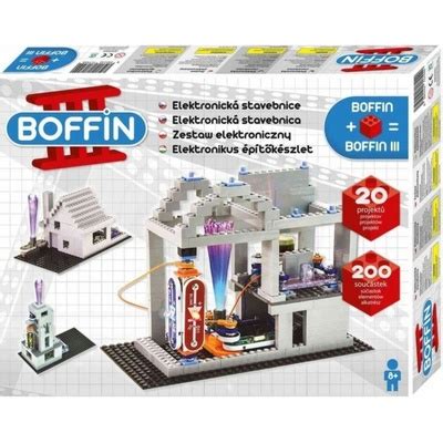 Chlapec skladá elektronickú stavebnicu