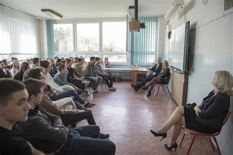 fotografia vianočnej školskej akadémie s vystupujúcimi žiakmi