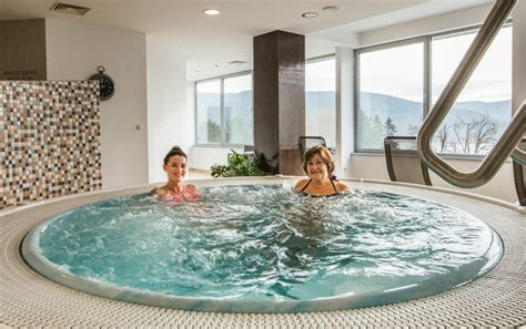 Fotografia s dvoma kamarátkami, ktoré si užívajú spoločný zážitok, napr. wellness alebo výlet