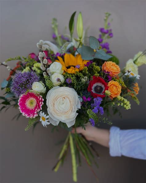 Ilustračná fotografia rôznych druhov kvetov vhodných na darovanie