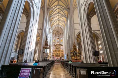 Interiér Dómu svätej Alžbety počas slávnostnej omše