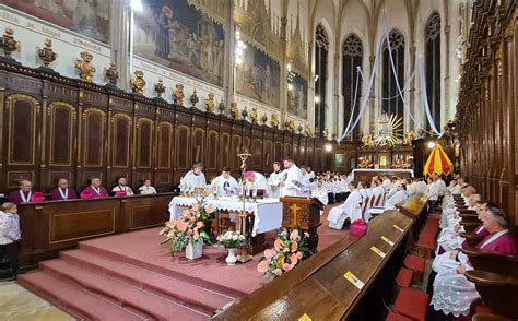 Historická ilustrácia zobrazujúca svätú Alžbetu Uhorskú pri rozdávaní chleba chudobným