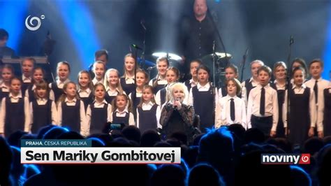 Zábber z publika s rukami hore počas koncertu Mariky Gombitovej