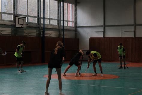 Fotografia: Moment pripínania zelenej stužky triednym učiteľom