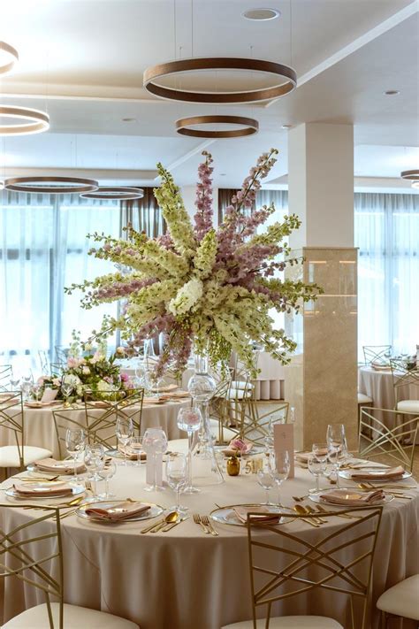 Elegantná svadobná scéna so šatami v pozadí