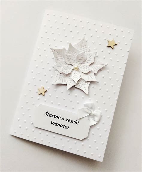 kreatívny vianočný pozdrav s ručne písaným textom a vianočnou dekoráciou