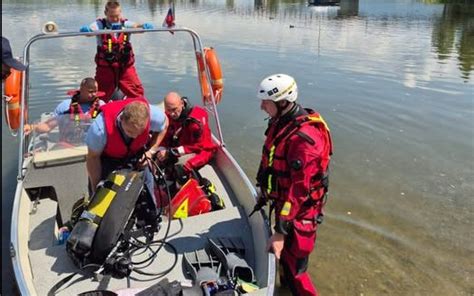 Fotografia plávajúcich lampiónov na vodnej hladine počas Sviatku lampiónov