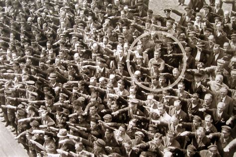 Fotografia: August Landmesser odmietajúci hajlovať v dave