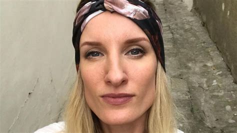 Tematické foto: Rozbaľovanie vtipného darčeka s prekvapenou a rozosmiatou tvárou